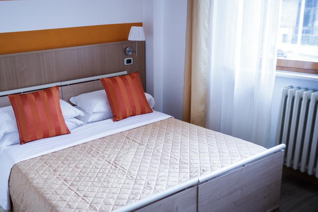 Twelve Hotel Μονκαλιέρι Δωμάτιο φωτογραφία
