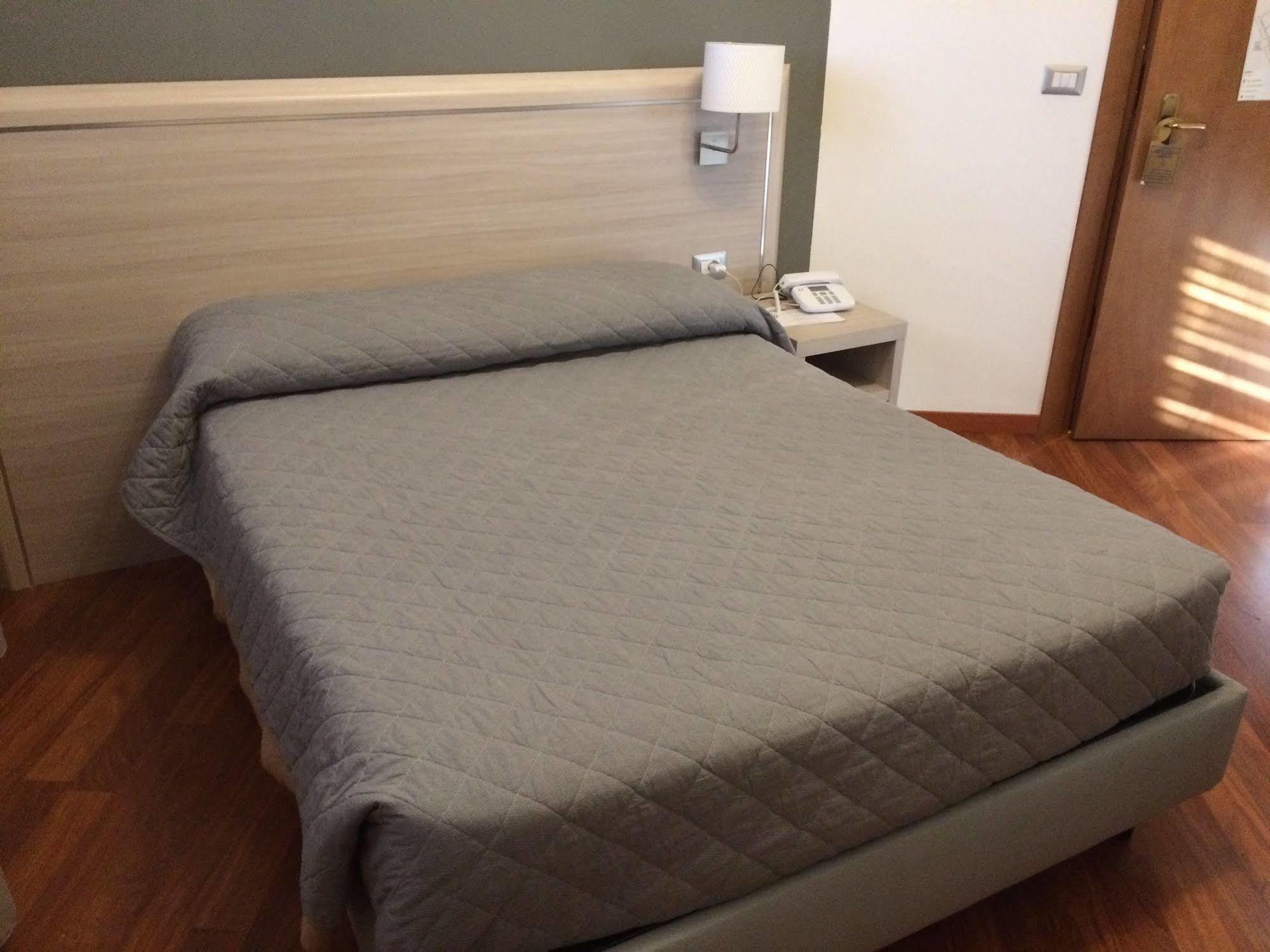Twelve Hotel Μονκαλιέρι Δωμάτιο φωτογραφία