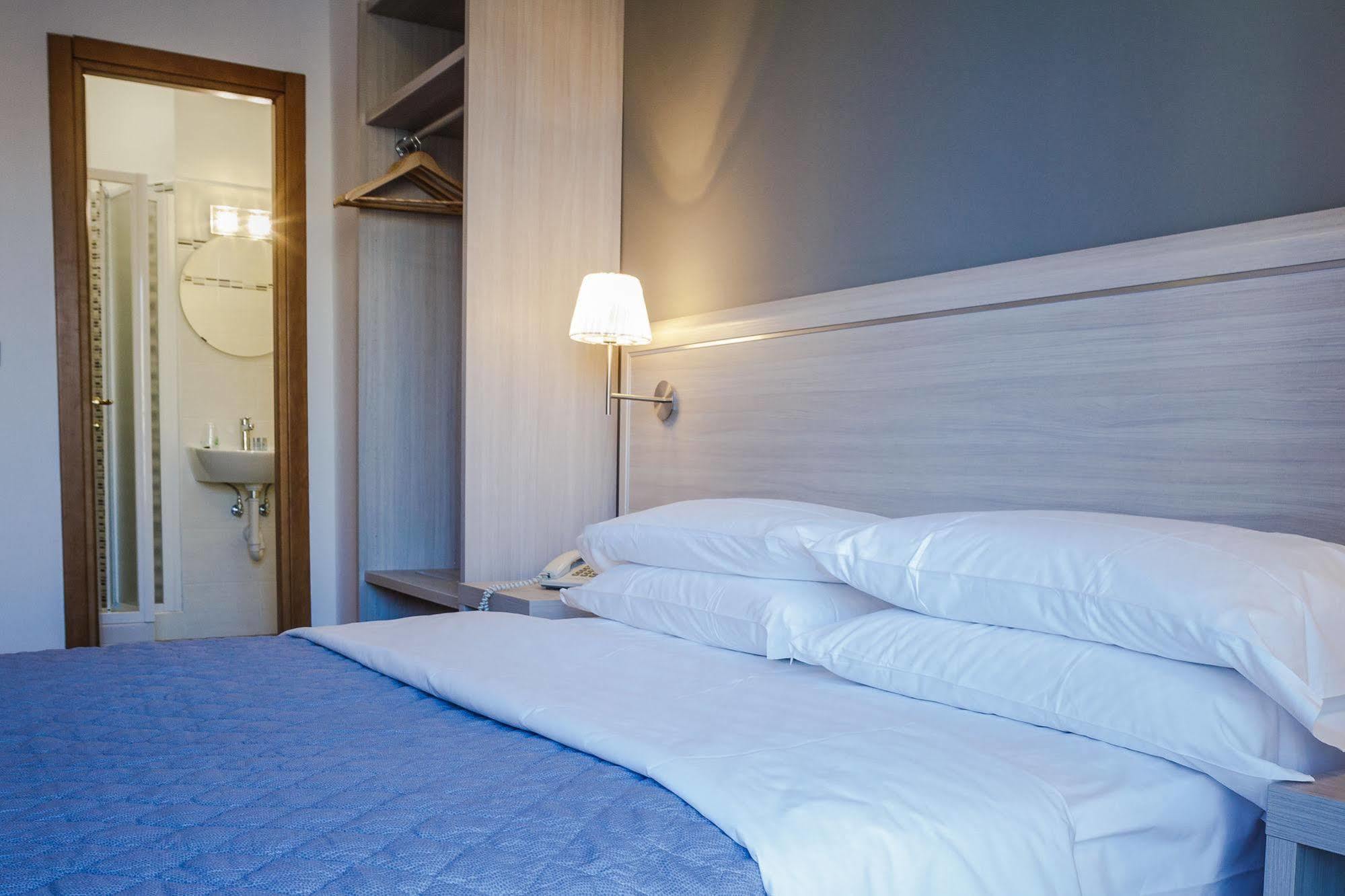 Twelve Hotel Μονκαλιέρι Δωμάτιο φωτογραφία