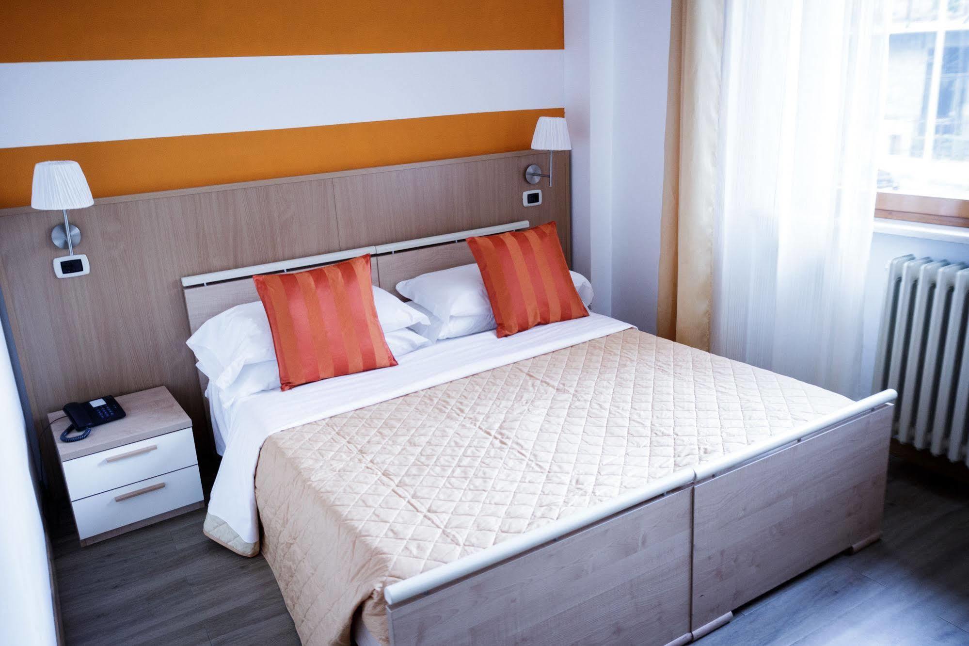 Twelve Hotel Μονκαλιέρι Δωμάτιο φωτογραφία