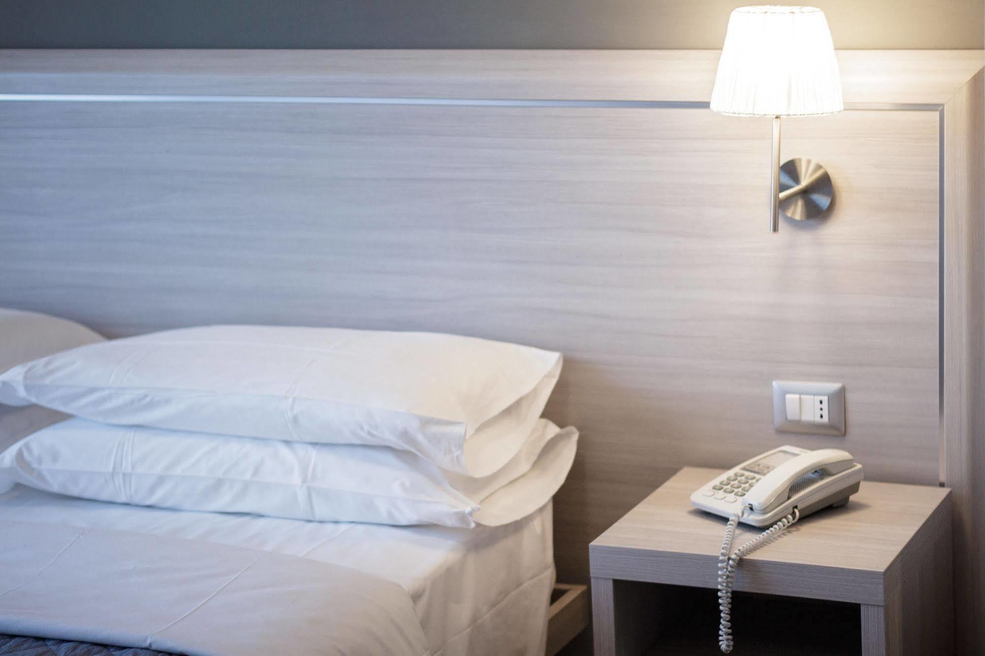 Twelve Hotel Μονκαλιέρι Δωμάτιο φωτογραφία